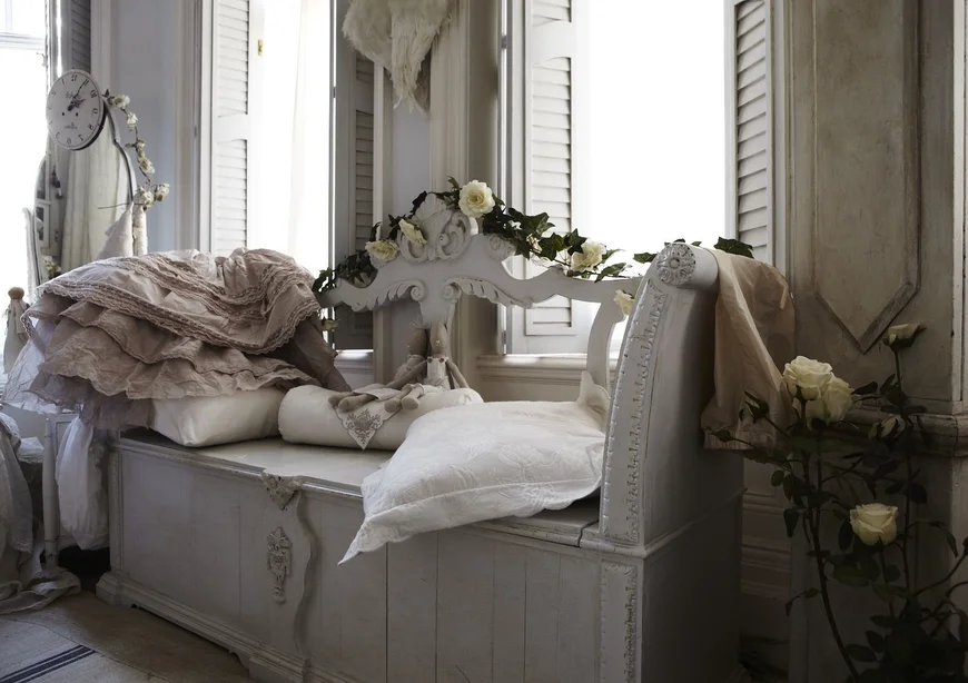 В интерьере шебби-шик используют антикварную или винтажную мебель.