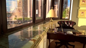 Эркерный подоконник из оникса Эркерный подоконник из оникса