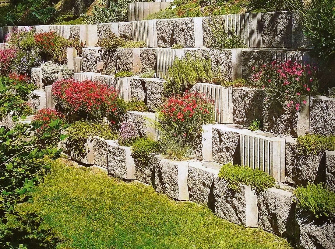  Если участок вашего сада имеет большой уклон, не слишком удобный для озеленения, создайте систему террас.