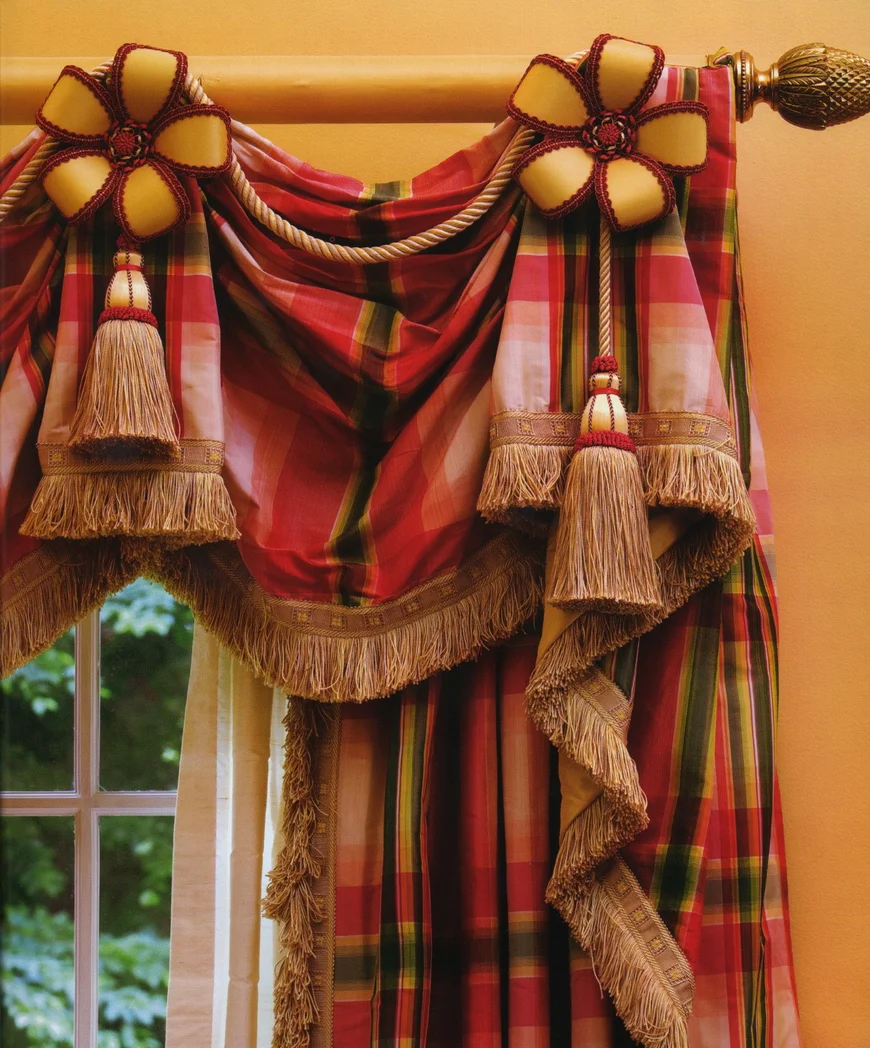 Аксессуары карниза (наконечники, кронштейны, кольца и держатели) также являются важным элементом декора. 