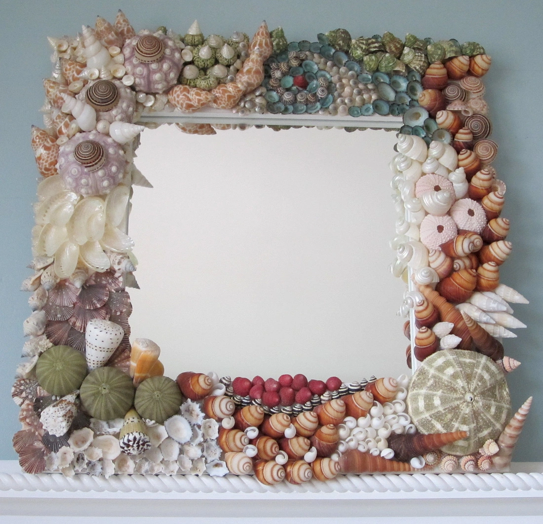 Зеркало в ванной легко обновить с помощью светлой краски и ракушек, морских камешков