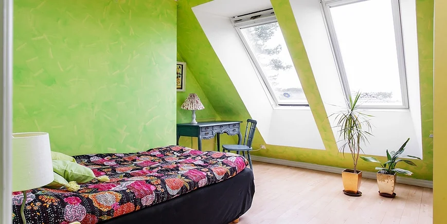 Замечательно поднимает настроение желтый цвет, оттенки молодой зелени, мятный и голубой. 