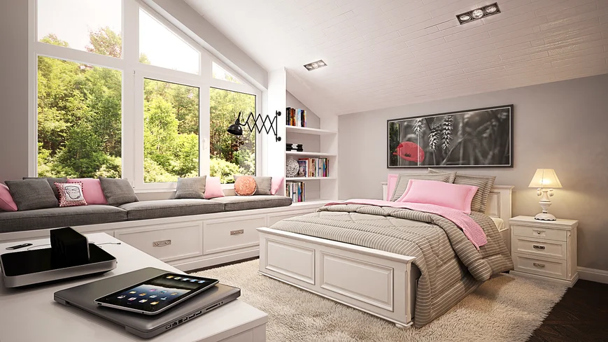 Мебель для спальни в мансарде выбираем с учетом конструкции стен и потолка.