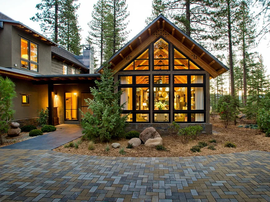 Мощение брусчаткой выглядит естественно и органично