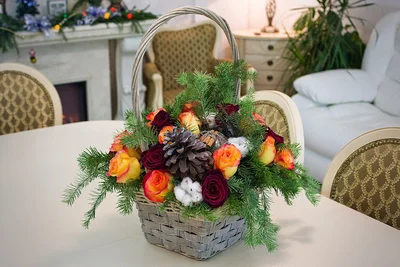 Корзина с бордовыми и рыжими розами, хлопчатником, гранатом, ветками пихты и еловой шишкой с корицей. NFlo