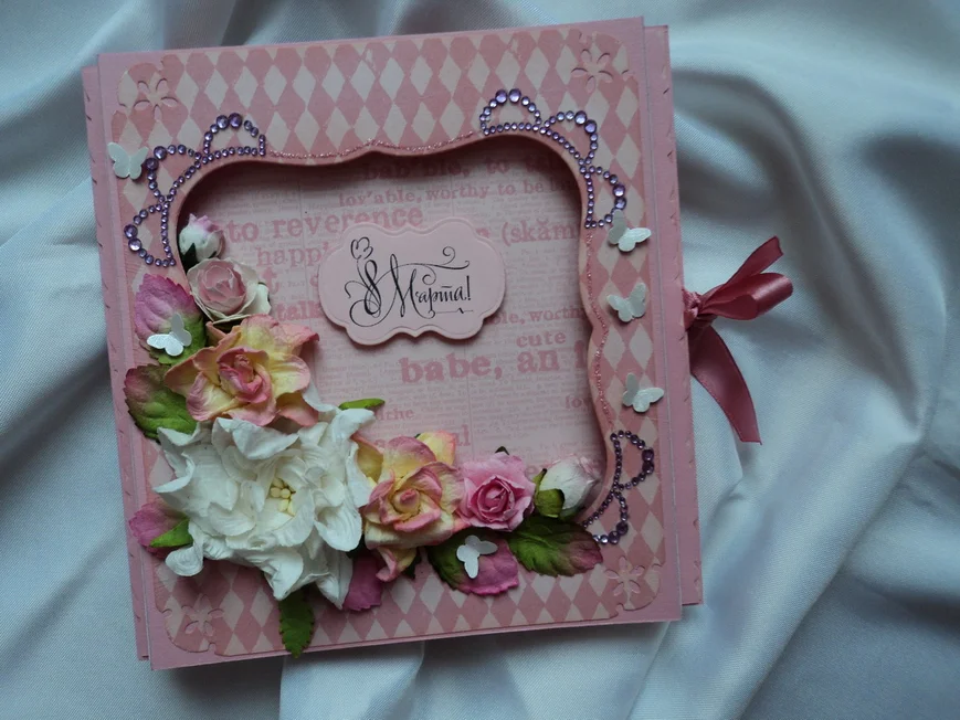 Дополните декор открытки бусинами, аппликацией из ткани, кружева, тесьмы.