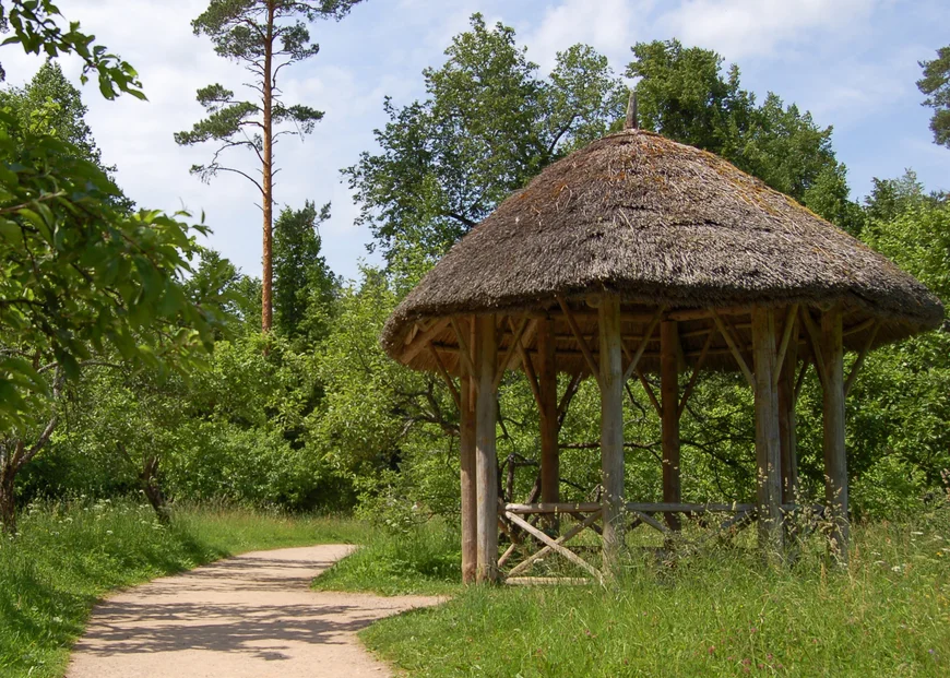 Беседка в музее-заповеднике "Михайловское" Беседка в музее-заповеднике "Михайловское"