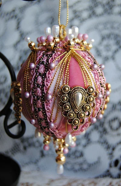 шар из тесьмы и бусин