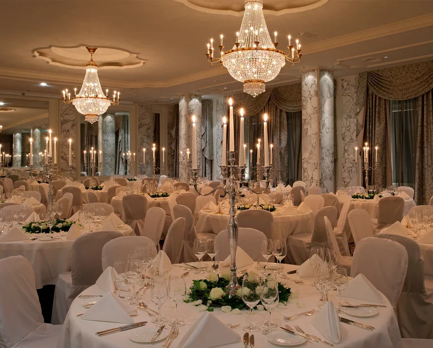 Чудеса может творить, правильно подобранное, освещение банкетного зала.