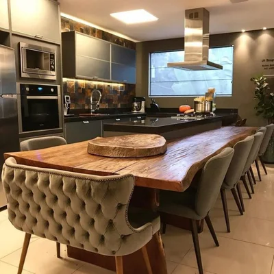 Темная кухня с островом из слэба