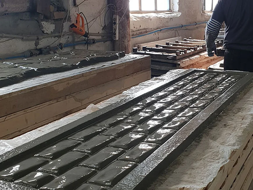 Этапы производства бетонных заборов: заливка в форму