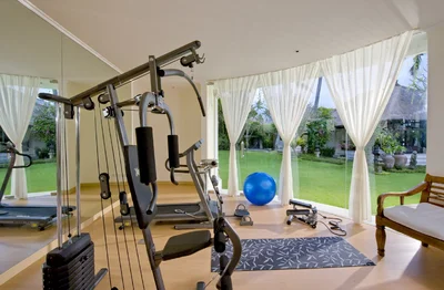 Домашний спортзал вполне может заменить беговая дорожка, установленная напротив телевизора.