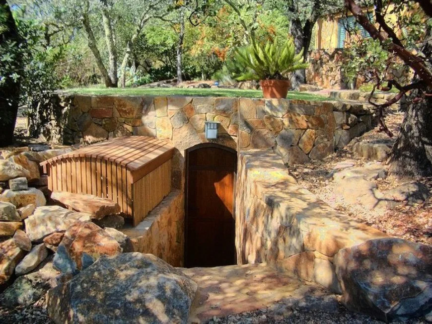 Полузаглубленный погреб