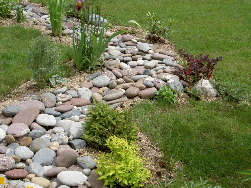 Жесткое основание, хорошо пропускающее влагу, не позволяет камням проседать. Насыпаем слой грунта, в который затем укладываем камни.