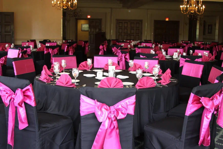 Чехлы для стульев и кресел придают интерьеру праздничный и романтической оттенок, подчеркивают индивидуальность заведения.