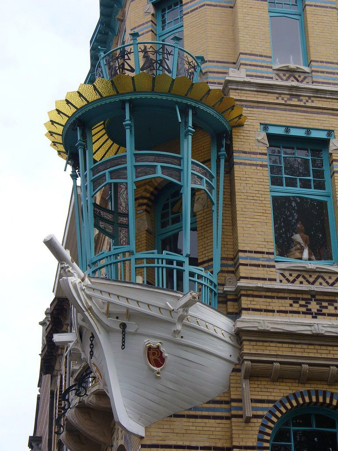 Балкон-парусник, наверняка имеет мебель с полосатыми чехлами, канаты в декоре и аксессуары на морскую тематику. 