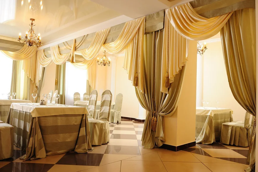 Шторы, скатерти и чехлы на стулья и кресла в ресторане - необходимый атрибут.