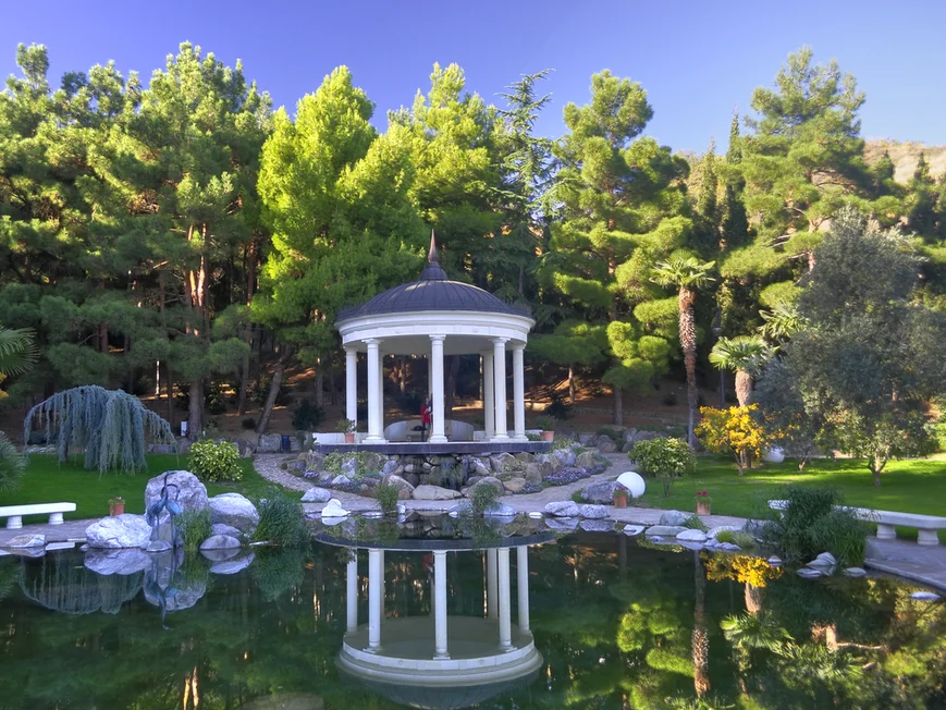 Эта беседка представляет собой смотровую площадку, огражденную по периметру колоннами или парапетом. 