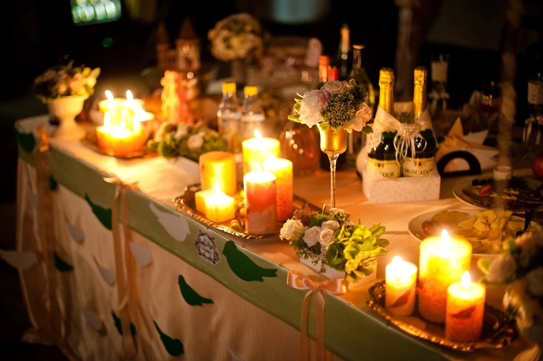 Блики, расставленных на столах свечей, прекрасно передадут атмосферу романтики и надежд на будущее.