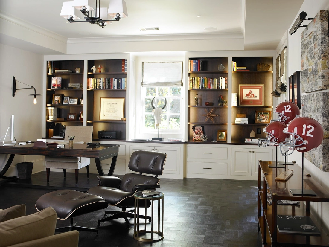 Мужской кабинет обычно практичен, выполнен в сдержанных тонах и обставлен прочной добротной мебелью