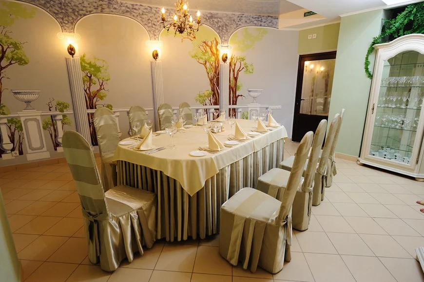 Чехлы на стулья- все, к чему посетитель прикасается руками, должно быть хорошего качества и приятным на ощупь