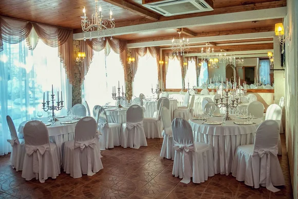 Изящные подсвечники и люстры близкие им по стилю создают романтическую атмосферу.