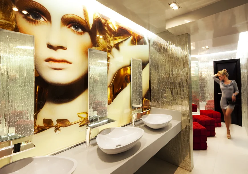 Оформление решено достаточно лаконично-геометрические формы  мебели и сочетание хорошо подобранных цветов.