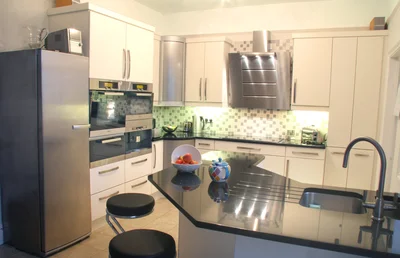 Рабочая поверхность должна быть на одном уровне, без перерывов и неровностей, что облегчает труд и позволяет быстро и легко передвигать по ней все предметы.