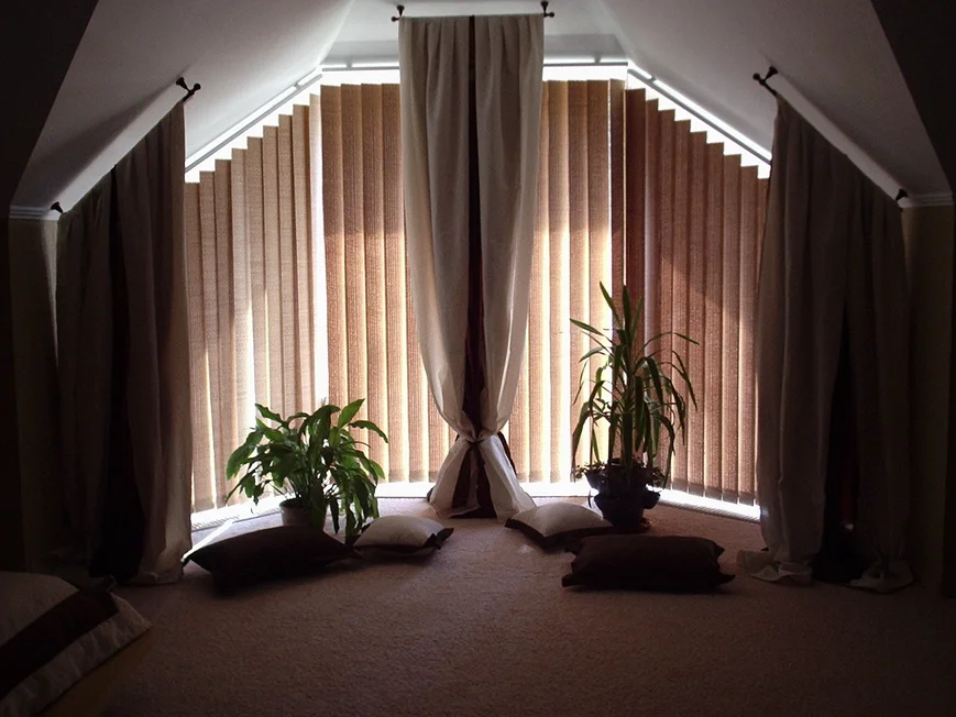 Жалюзи в интерьере современной квартиры можно использовать, как самостоятельный элемент декора, так и в сочетании с занавесками и шторами.