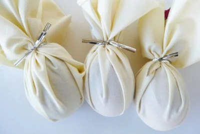 Оргинальный и эффектный способ окрашивания пасхальных яиц.