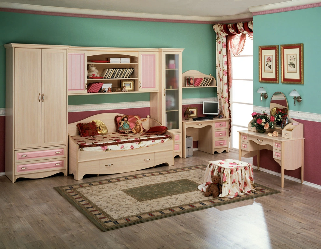 Шкаф, кровать, полки, стулья светлого цвета не давят своим присутствием и менее заметны в интерьере.