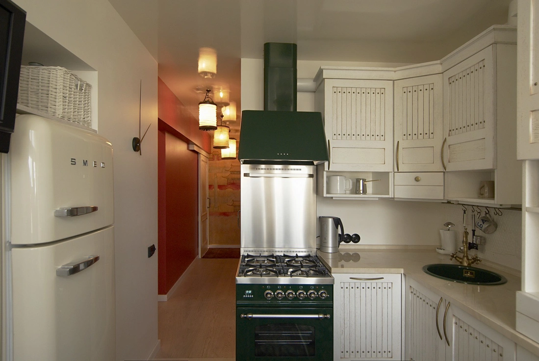 Угловые кухонные гарнитуры позволяют сэкономить место и задействовать «мертвые» зоны