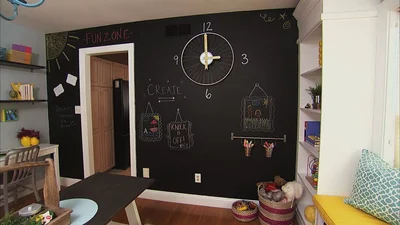 украсьте комнату оригинальными настенными часами.